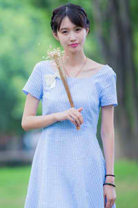 美女双腿打开扒开尿口无摭档