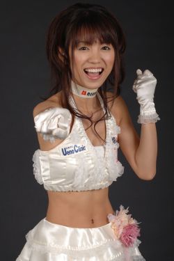 女直播粉丝脱内衣内裤床上打洞洞