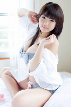 美女主动解开胸罩喂男人吃奶